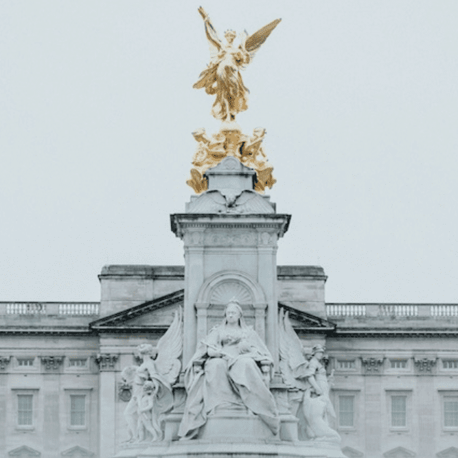 lea-fabienne-buckinghampalace-unsplash